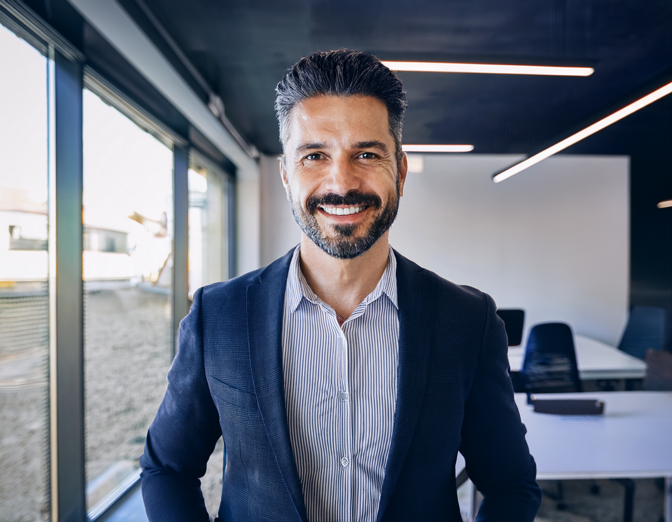 Professioneller Mann im Anzug mit Brille